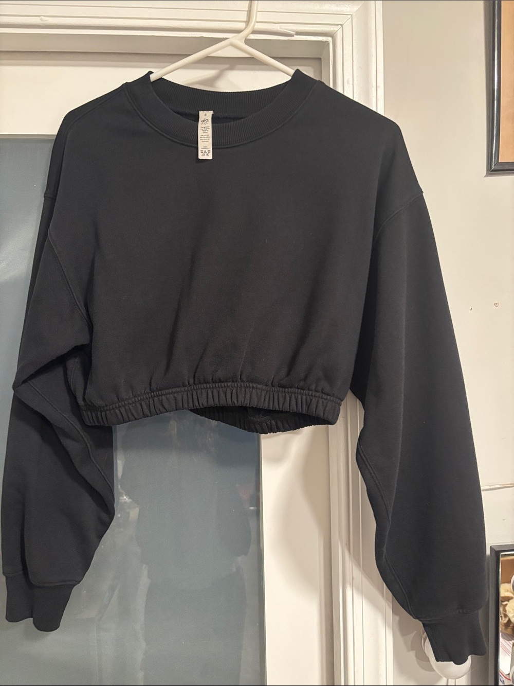 ALO Yoga Devotion Black Crewneck Sweatshirt with Logo Tab